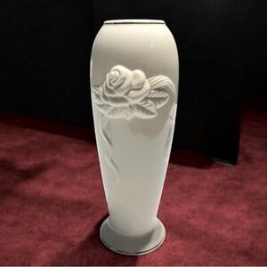 Like New! Vintage Lenox Rose Vase, Ivory Porcelain 24K Gold Trim